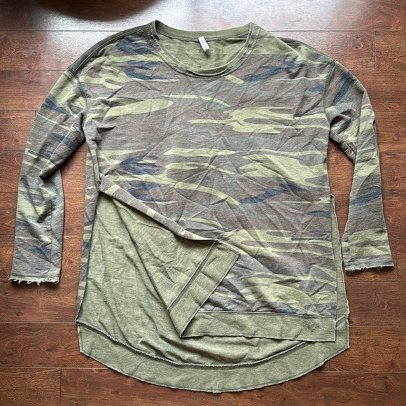 Z Supply Camo Weekender - Picture 2 of 5